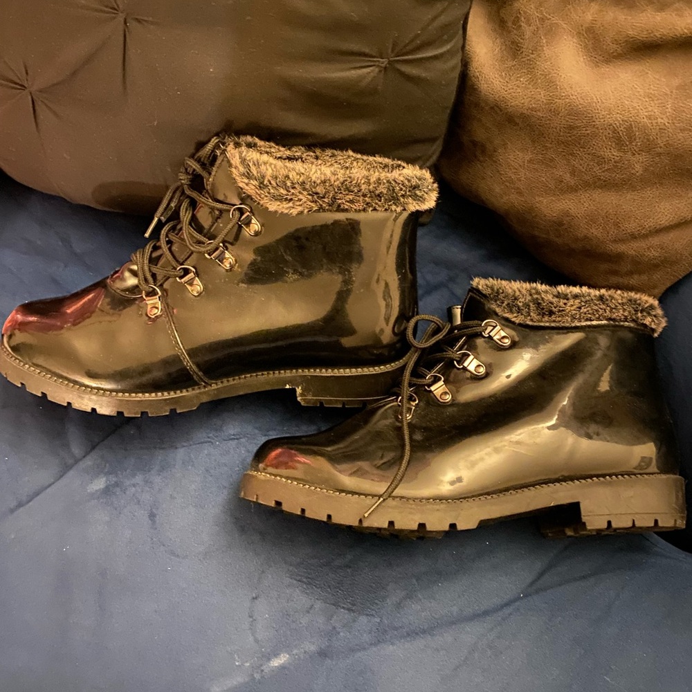 Woman’s patent leather boots - Picture 2 of 2